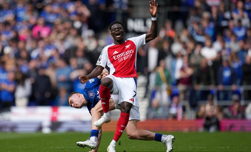 chuyen-gia-noi-gian-sau-khi-hlv-mikel-arteta-dung-bukayo-saka-bua-bai