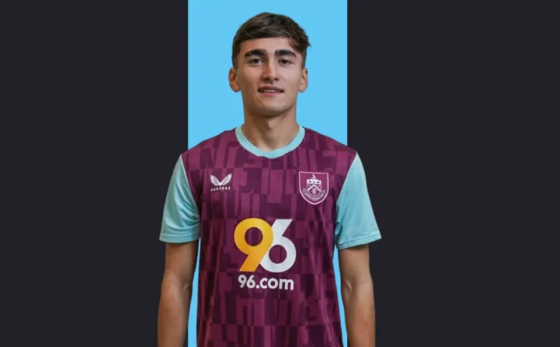 brandon-ly-vien-ngoc-viet-kieu-tu-burnley-va-giac-mo-khoac-ao