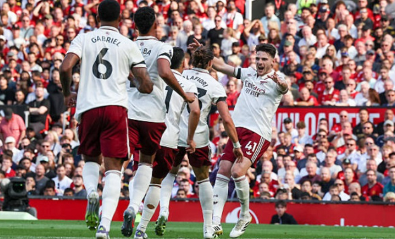 saka-thang-than-arsenal-thang-nhung-choi-duoi-suc-truoc-man-u