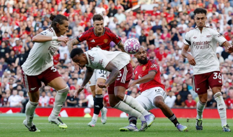 saka-thang-than-arsenal-thang-nhung-choi-duoi-suc-truoc-man-united